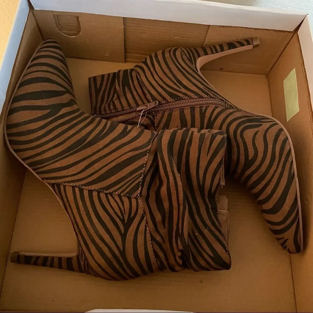 NWT XOXO Brown Black Zebra Print astillero Slouchy Pointed Toe Suede Ankle Boots